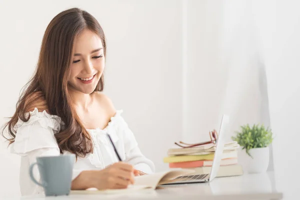 Retrato de mulher asiática feliz sorrindo . — Fotografia de Stock