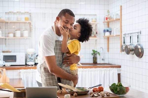 Africano Carino Bambino Giallo Casuale Baciare Papà Mentre Cucina Casa — Foto Stock