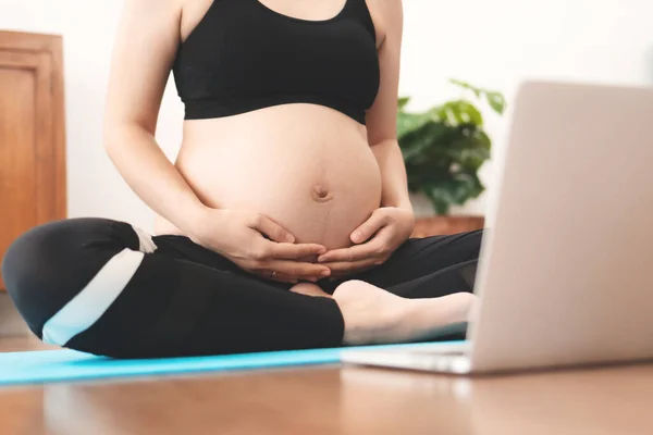 Asiatisk Gravid Kvinna Utövar Yoga Hemma Med Online Video Träningsklass — Stockfoto