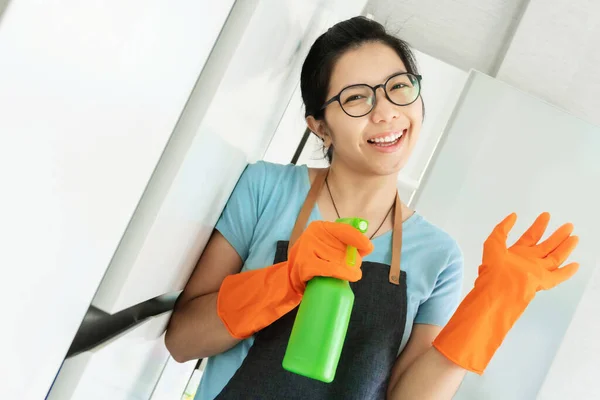 快乐在Apron微笑的亚洲女人和橙色橡胶手套准备清洗房子 玩得开心 家务活 — 图库照片