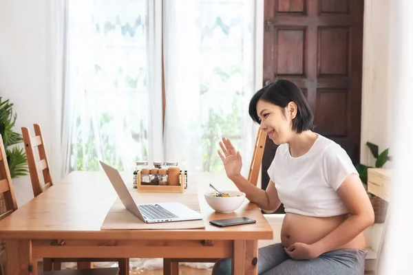 Glad Leende Ung Asiatisk Mor Gör Videosamtal Nätet För Att — Stockfoto