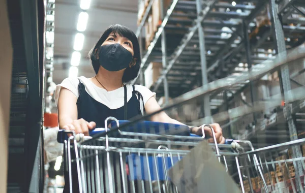 Asiatische Mutter Käuferin Mit Mundschutz Mit Einkaufswagen Während Der Coronavirus — Stockfoto