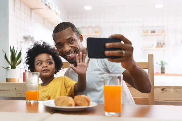 Щасливий Афро Американський Чоловік Хлопчик Які Користуються Мобільним Телефоном Щоб — стокове фото