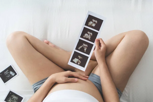 Hög Vinkel Happy Asian Gravid Kvinna Som Håller Ultraljud Bild — Stockfoto