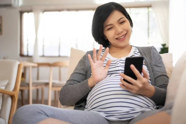 Mulher Grávida Asiática Bonita Fazendo Vídeo Chat Line Para Falar — Fotografia de Stock