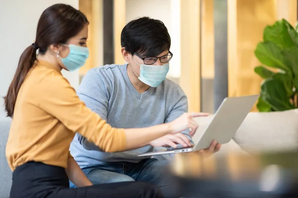 Asian Businessman Präsentiert Seine Idee Partner Für Einen Neuen Job — Stockfoto