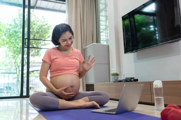 Mulher Grávida Asiática Bonita Fazendo Videochamada Line Laptop Enquanto Sua — Fotografia de Stock