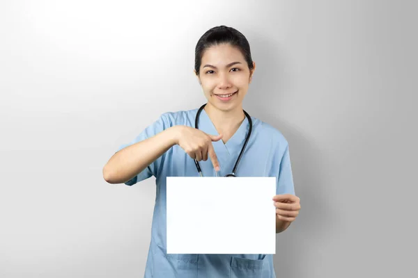 Doktorka Drží Bílý Plakát Izolovaný Šedém Pozadí Lékař Ukazuje Prstem — Stock fotografie