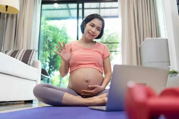 Πορτρέτο Της Ασιάτισσας Έγκυος Γυναίκα Κάνοντας Βίντεο Chat Online Στο — Φωτογραφία Αρχείου