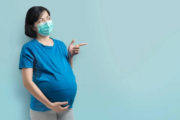 Glad Leende Asiatisk Gravid Kvinna Bär Skyddande Ansiktsmask Och Blå — Stockfoto