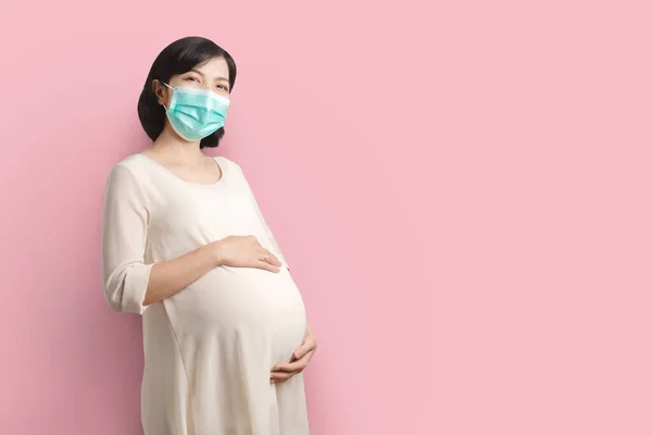 Glad Leende Asiatisk Gravid Kvinna Bär Skyddande Ansiktsmask Stående Över — Stockfoto