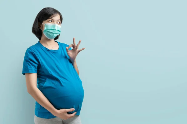 Leende Asiatisk Gravid Kvinna Med Skyddande Ansiktsmask Och Blå Shirt — Stockfoto