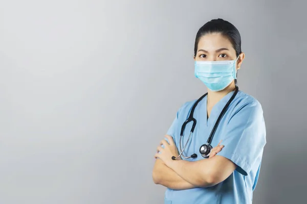 Fiduciosa Asiatica Medico Chirurgo Uniforme Blu Con Maschera Protettiva Piedi — Foto Stock