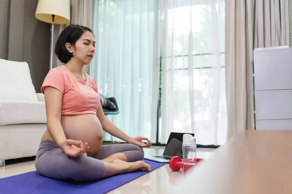 Porträtt Attraktiv Gravid Kvinna Som Sitter Och Utövar Yoga Lotusställning — Stockfoto