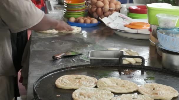 Handheld Aufnahmen Von Männern Die Roti Canai Verteilen Und Kochen — Stockvideo