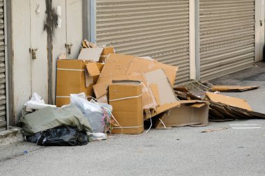 Kutular düzgünce atılmadı ve Kuala Lumpur sokaklarına bırakıldı.