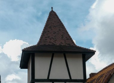 Malezya 'daki Fransız Colmar mimarisi güzel bir bulut öngörüsüyle.