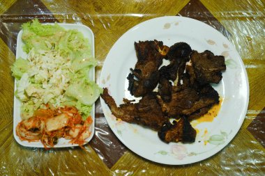 Masanın üzerinde bir karatavuk seti..