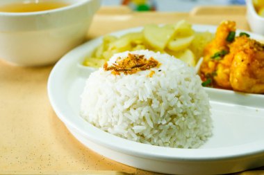 Hastalar için tatlı ekşi tavuk ve sebzeli pilav..