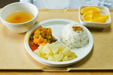 Hastalar için tatlı ekşi tavuk ve sebzeli pilav..