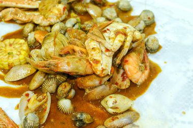 Kabuklu deniz ürünleri masada servis edilir..