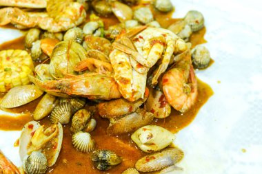 Kabuklu deniz ürünleri masada servis edilir..