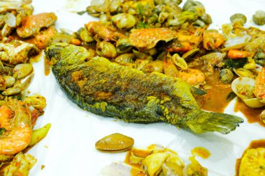 Deniz ürünleri kabuğu masada servis edilir..