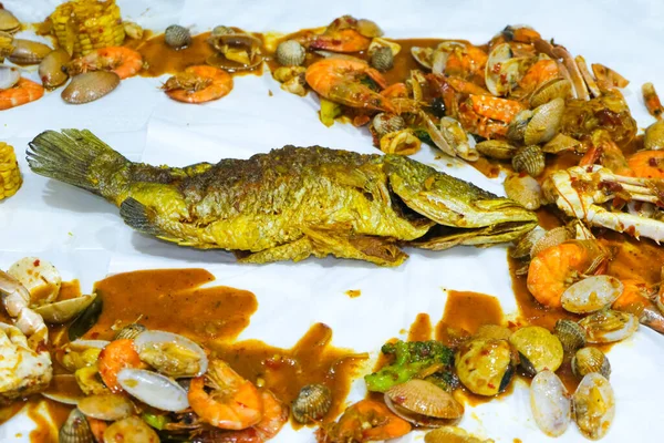 Berbagai Makanan Laut Pada Shell Keluar Melayani Atas Meja — Stok Foto