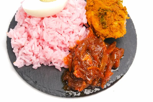 Sebuah Gambar Nasi Lemak Strawberry Dengan Ayam Rendang Disajikan Atas — Stok Foto