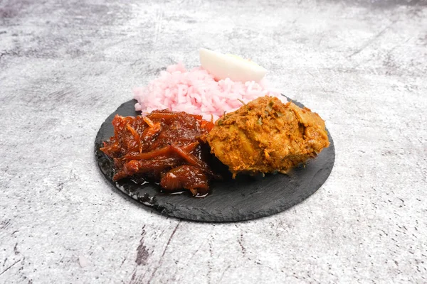 Una Imagen Fresa Nasi Lemak Con Ayam Rendang Servir Mesa — Foto de Stock