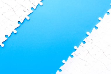 Mavi arka planda ayrı bilmeceler. Danışmanlık ve çözüm arayışı için.