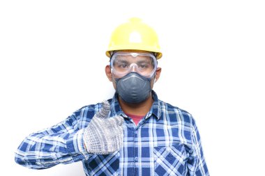 Güvenlik kaskı takan, elinde maskeyle Google 'da arama yapan ve maske takan bir adamın resmi telif uzayının beyaz arka planını gösteriyor. Covid-19 sırasında çalışırken dikkatli olun..