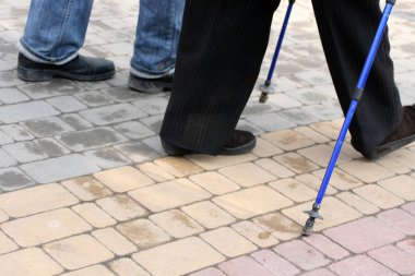 Eski yaşlı Anneannelerin bir sopa ile gitmek