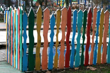 Dekoratif ahşap renkli çit panoları farklı şekiller