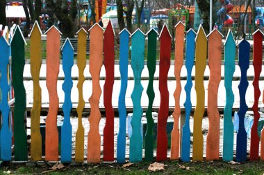 Dekoratif ahşap renkli çit panoları farklı şekiller