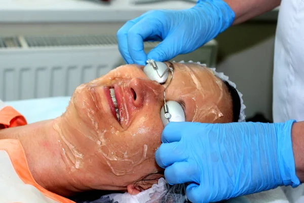 Ragazza sulla procedura cosmetica. Pulizia del viso. Ringiovanimento frazionario. Botox. Rivestimento laser. sollevamento elos . — Foto Stock