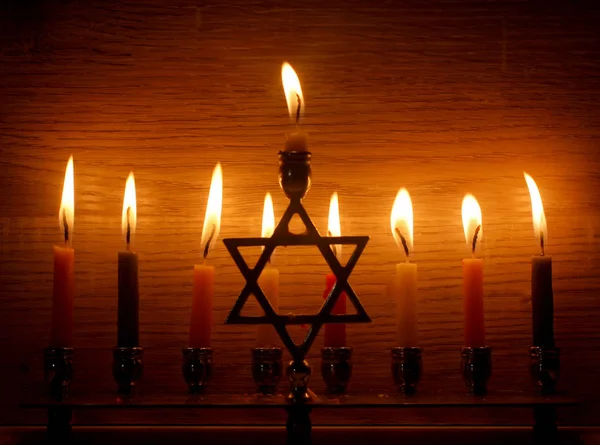 Hanukkah es una fiesta judía. Ardiendo candelabro de Janucá con velas. Chanukiah Menorah — Foto de Stock
