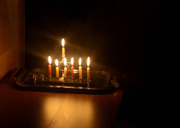 Hanukkah es una fiesta judía. Ardiendo candelabro de Janucá con velas. Chanukiah Menorah —  Fotos de Stock