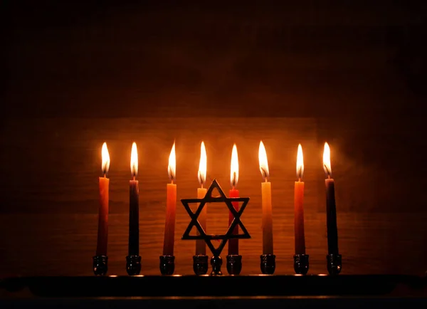 Chanukka är en judisk helgdag. Brinnande Chanukah ljusstake med levande ljus. Chanukiah Menorah — Stockfoto