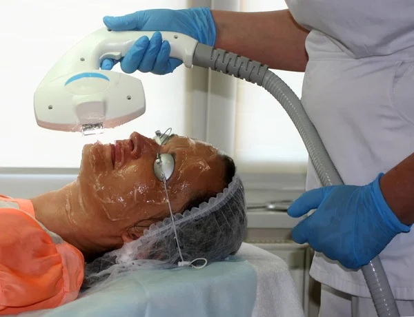 Chica en el procedimiento cosmético. Limpieza facial. Rejuvenecimiento fraccional. Botox. Revitalización láser. elos levantamiento . — Foto de Stock