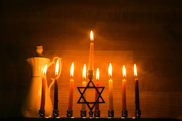 Hanukkah es una fiesta judía. Ardiendo candelabro de Janucá con velas. jarra de aceite. Chanukiah Menorah —  Fotos de Stock