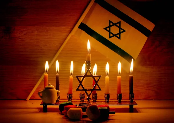 Chanoeka is een joodse feestdag. Chanoeka kandelaar met kaarsen branden. Chanukiah de menora. dreidel, savivon. Vlag van Israël — Stockfoto