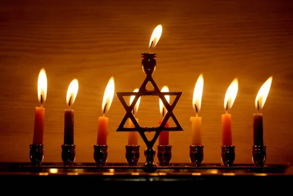Chanukka är en judisk helgdag. Brinnande Chanukah ljusstake med levande ljus. Chanukiah Menorah — Stockfoto