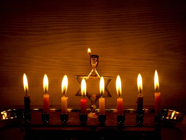 Hanuka Yahudi bir bayramdır. Chanukah şamdan mumlar ile yanan. Chanukiah yedi Kollu Şamdan — Stok fotoğraf