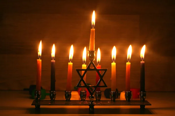 Hanukkah es una fiesta judía. Ardiendo candelabro de Janucá con velas. Chanukiah Menorah —  Fotos de Stock