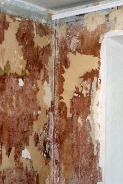 Duvarlar için duvar kağıdı bir spatula ile hazırlanıyor. Yamaçları pencereyi tamir