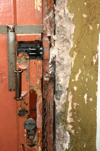 古い木製のドアをロック。ドアの近くの壊れた壁。アパートを修理します。. — ストック写真
