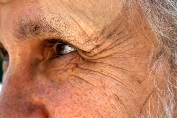 Ein Alter Mann Mit Tiefen Falten Der Nähe Der Augen — Stockfoto