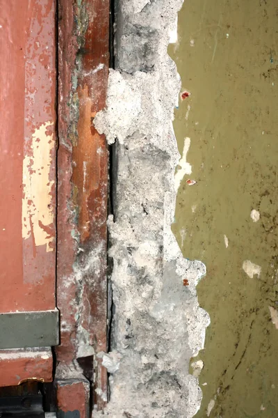 Vieille porte en bois avec serrures. Mur cassé près de la porte. Réparation dans l'appartement . — Photo
