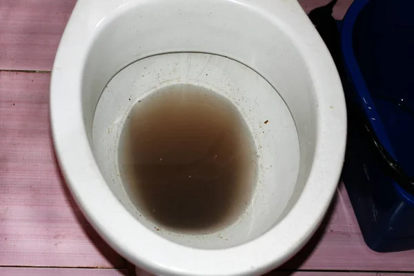 Luz w toalecie. Brudna woda w toalecie. — Zdjęcie stockowe
